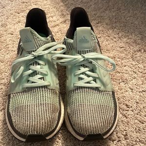Mens Adidas running shoes in size 8. Mint green with grey and green details.